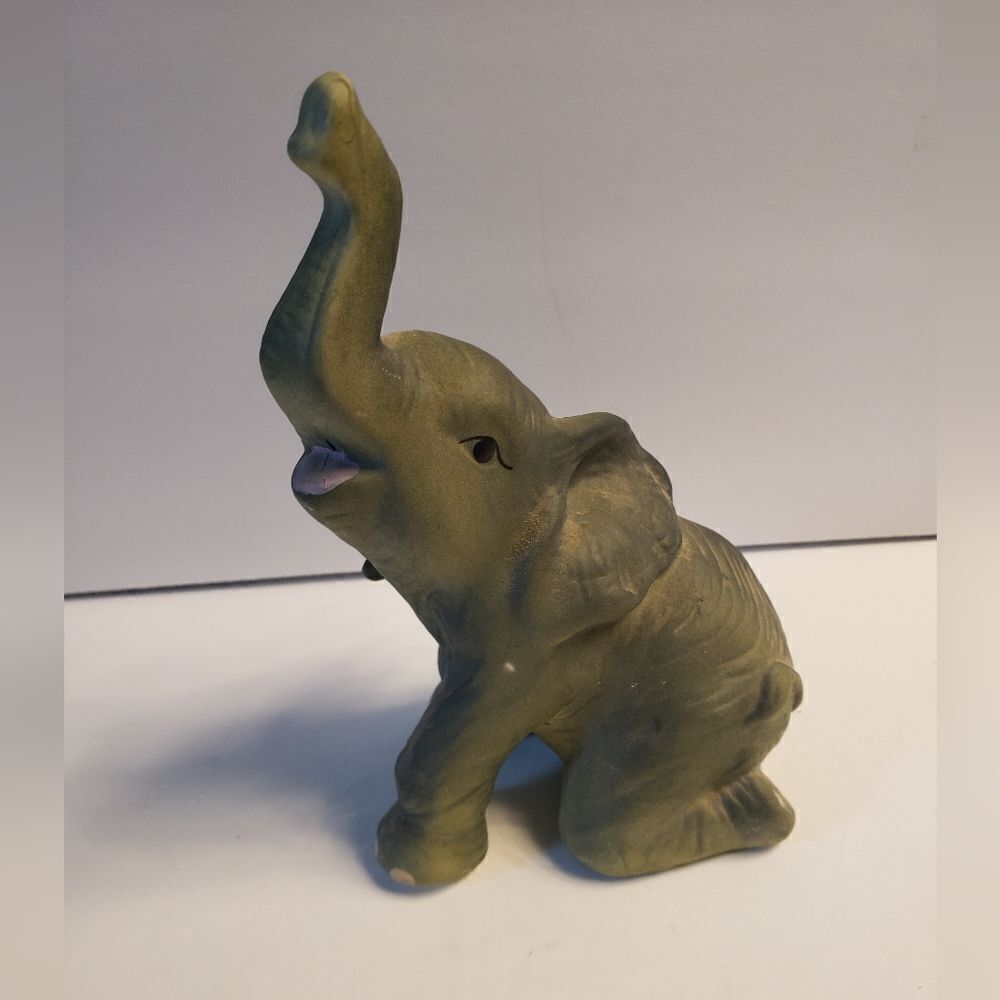 Baby  Elephant - Picture 2 of 7
